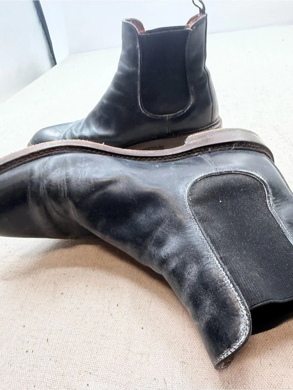 Frye Black Leather Chelsea Boots for Men - Classic Slip-On Style
